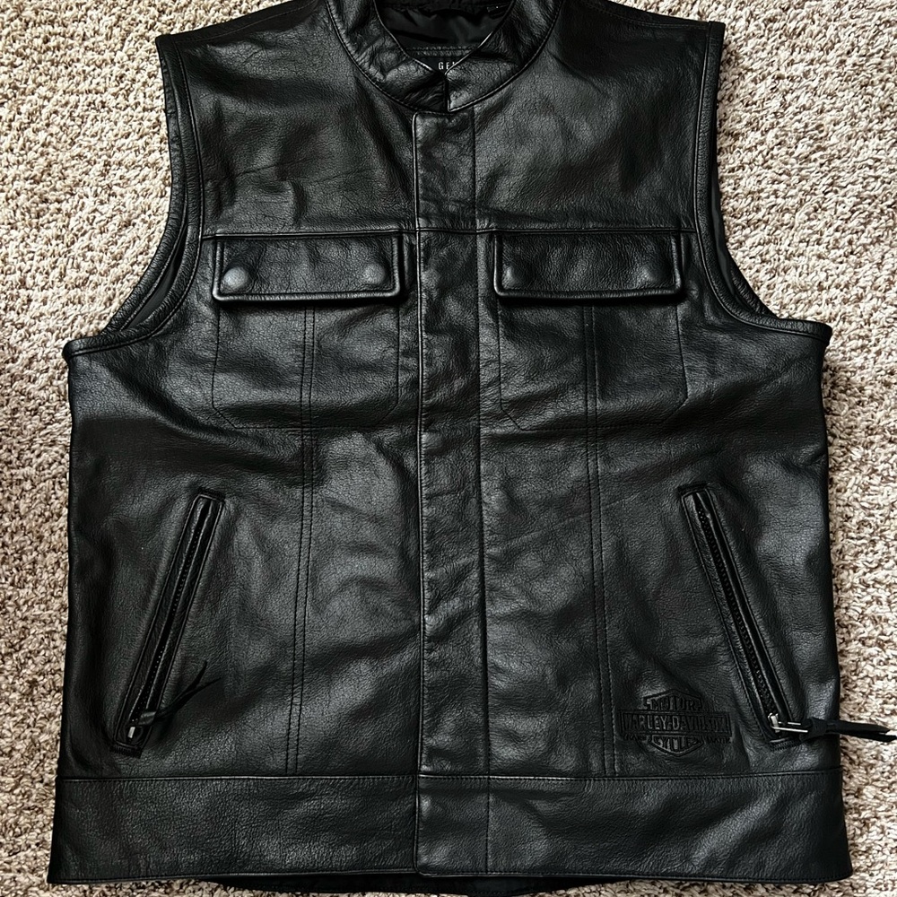 Men’s leather Harley Davidson vest, size large.